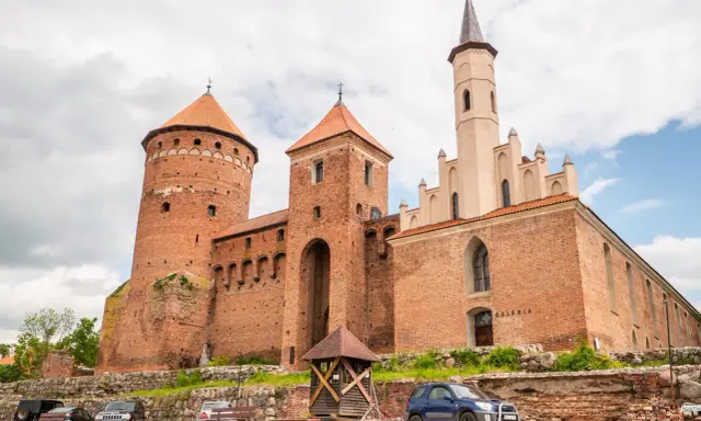 Gietrzwałd-zamek, imponująca budowla z cegły z okrągłą wieżą i strzelistą wieżyczką, zaprasza do zwiedzania.