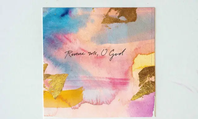 Abstrakcyjny obraz z akwarelami w odcieniach różu, błękitu i żółci, z elementami złota. Napis "Rescue me, O God" nawiązuje do psalm 69 tekst.