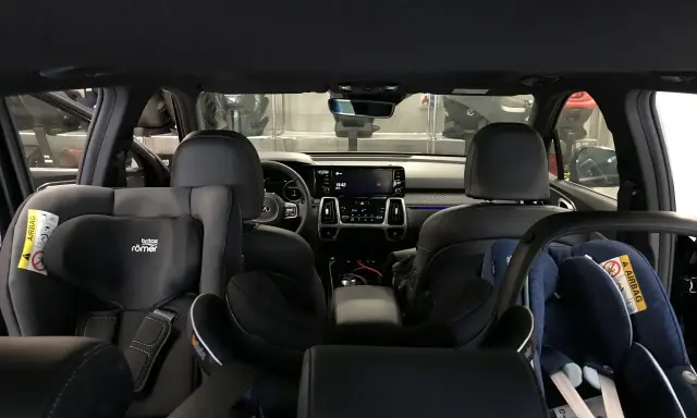 Wnętrze samochodu z dwoma fotelikami dziecięcymi. Z tyłu widać 3 isofix, gotowe na podróż z najmłodszymi.