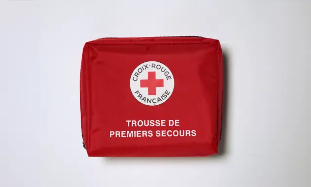 Trousse de secours professionnelle rouge de la Croix-Rouge Française, prête pour toute urgence.