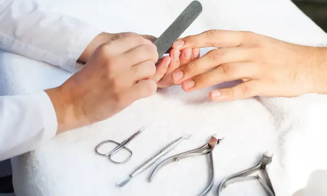 Czy on lubi Twoje paznokcie? Poznaj męskie sekrety manicure!