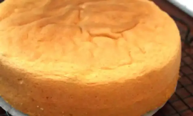 Un gâteau génoise doré, parfait pour toute recette. Sa texture aérienne promet un délice.