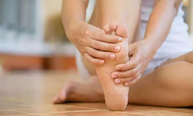Main d'une personne massant son pied, illustrant les soins pied diabétique grade 2.