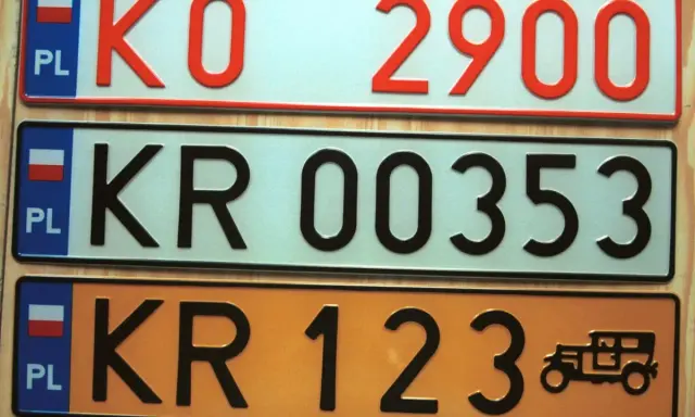 Kolekcja tablic rejestracyjnych świata: polskie tablice KO 2900, KR 00353 i KR 123 z zabytkowym autem.