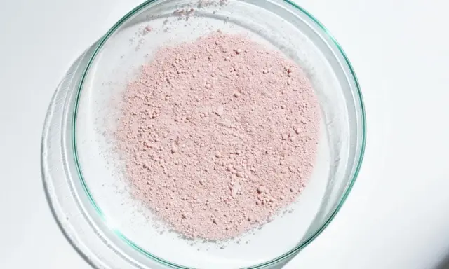 Polvere rosa in una capsula di Petri, un ingrediente che, come la niacinamide, è fotosensibilizzante.
