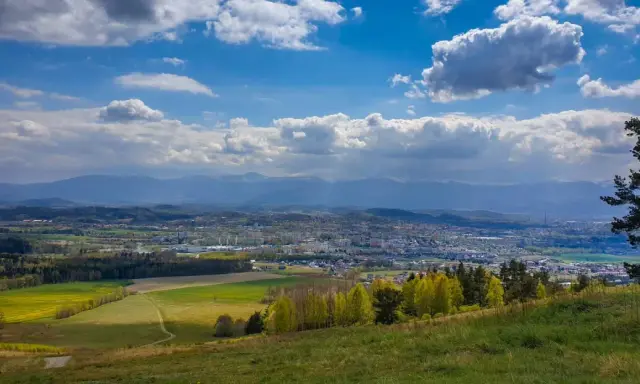 Widok na Jelenia Górę z góry szybowcowej. Jak dojechać? Piękne krajobrazy, pola i góry w oddali.