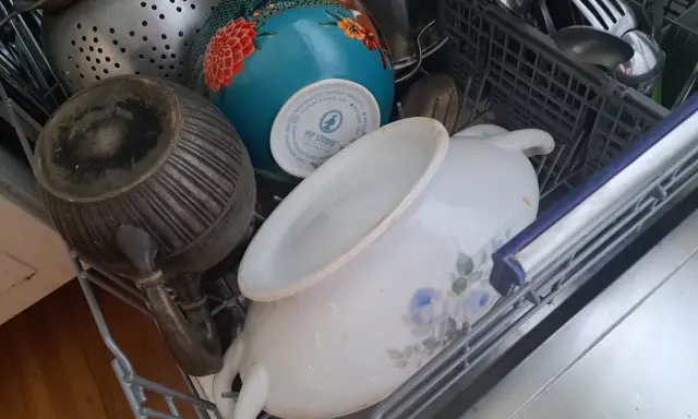 W zmywarce: metalowy dzbanek, ozdobna miska Pip Studio i porcelanowy nocnik. Pamiętaj, czego nie można myć w zmywarce, by uniknąć uszkodzeń.