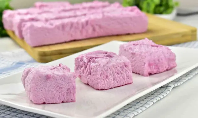 Różowe pianki marshmallow, idealne do domowego przepisu. Puszyste i słodkie, gotowe do jedzenia.