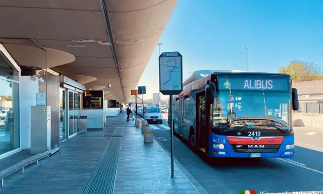 Autobus Alibus na lotnisku, gotowy do podróży z lotniska do centrum.