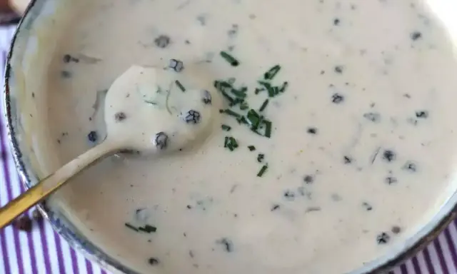 Krämig pepparsås med hela pepparkorn och gräslök. Ett enkelt pepparsås recept som passar till det mesta.