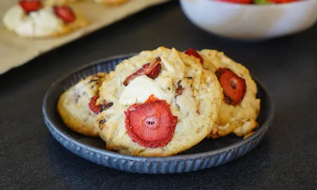 Trois cookies gourmands aux fraises et éclats de chocolat blanc, parfaits pour une pause sucrée.