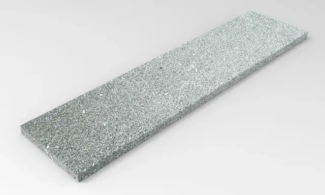 Błyszczący bianco perla granit w formie płyty, idealny na elegancki blat lub parapet.