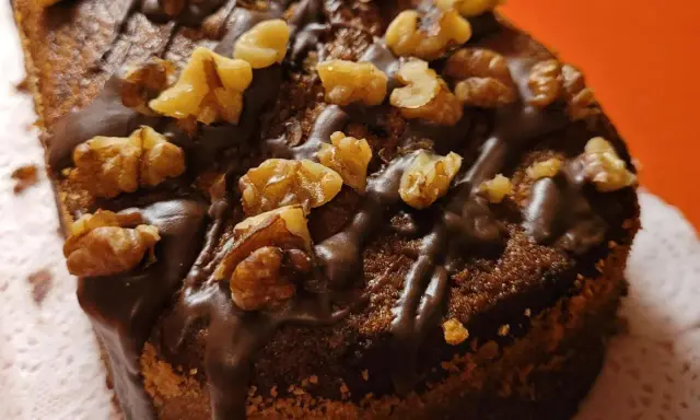 Ein Stück vom besten Walnusskuchen, übergossen mit Schokolade und garniert mit knackigen Walnüssen. Ein Genuss für jeden Kuchenliebhaber!
