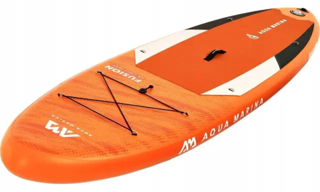 Pomarańczowa deska SUP Aqua Marina Fusion 10'10 z czarnymi linkami bungee i białymi wstawkami. Idealna na wodne przygody.