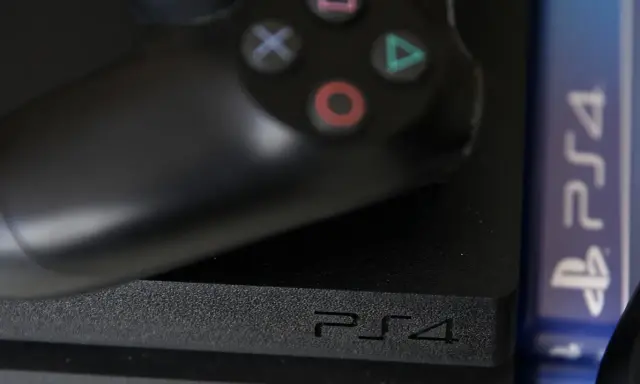 Kontroler i konsola PS4 leżą obok pudełka z grą. Zastanawiasz się, kiedy serwery PS4 zostaną wyłączone?