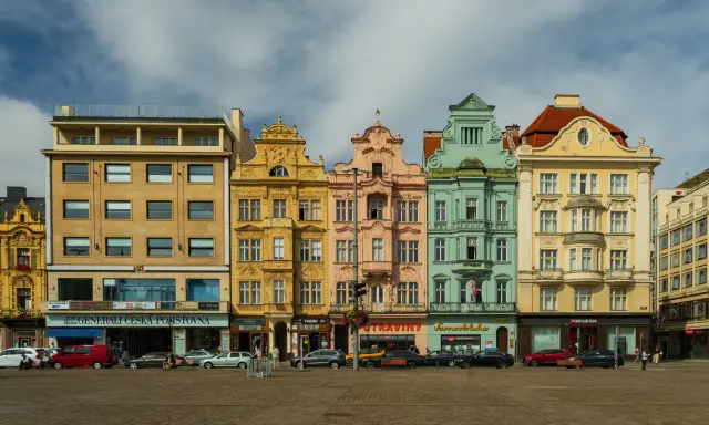 Kolorowe kamienice na placu w Pilźnie, oferujące liczne atrakcje turystyczne.