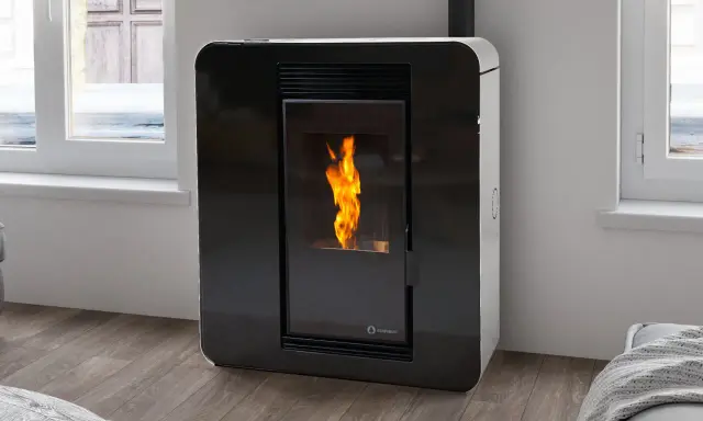 Estufa de pellets moderna con llama encendida, lista para la instalación. Calienta tu hogar con estilo.