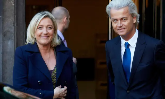 Marine Le Pen en Geert Wilders, twee prominente figuren die het gevaar van populisme belichamen, kijken de camera in.