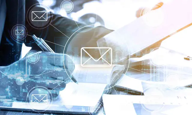 Piszę email po angielsku do kolegi, analizując dane i komunikując się cyfrowo.