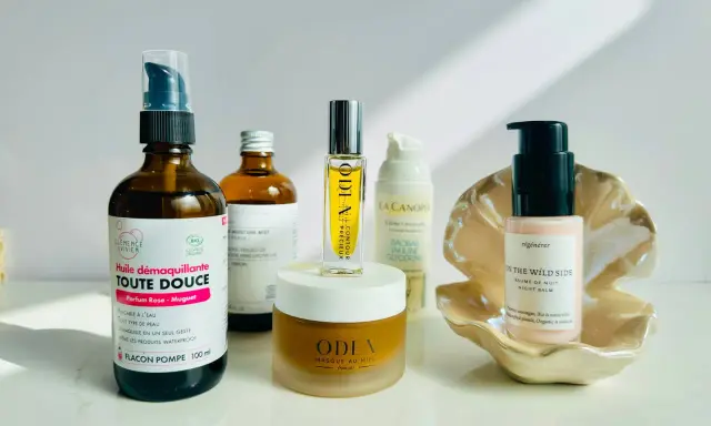Routine peau sèche : huile démaquillante, baume de nuit et autres soins pour une peau hydratée et nourrie.
