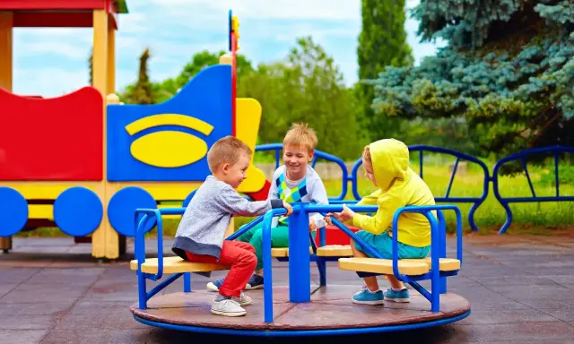 Bezpieczny plac zabaw: Kto dba o dzieci? Poznaj swoje prawa!