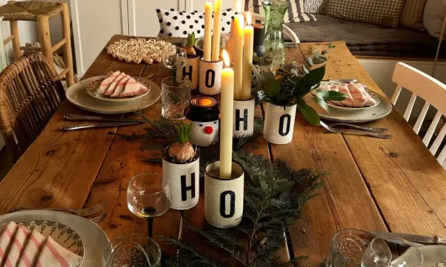 Table de Noël rustique et naturelle, ambiance chaleureuse. Bougies, verdures et décorations DIY pour une deco table noel nature a faire soi meme.