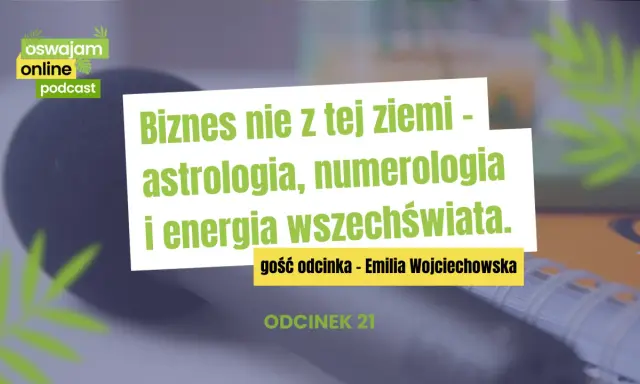 Mikrofon na tle zielonych liści i białego prostokąta z napisem "Biznes nie z tej ziemi - astrologia, numerologia i energia wszechświata".