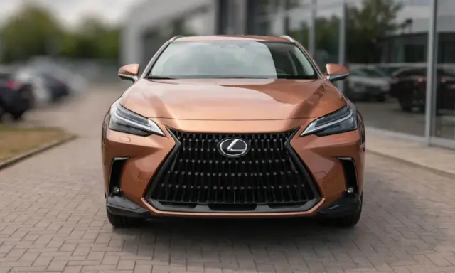 Nowy Lexus 350h w kolorze miedzianym prezentuje się elegancko przed salonem.