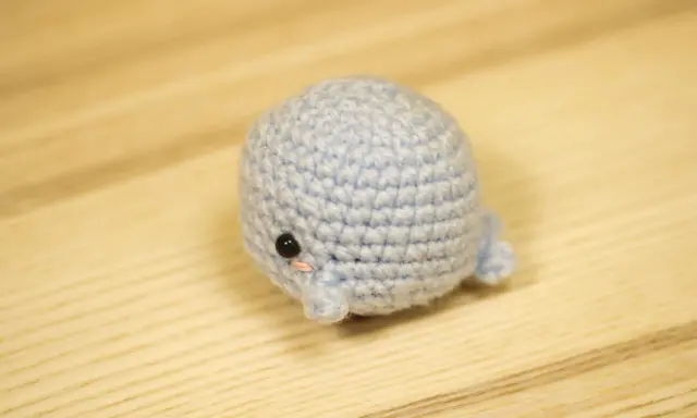 Adorable ballena amigurumi azul, perfecta para un reno amigurumi patron gratis. ¡Te encantará tejerla!
