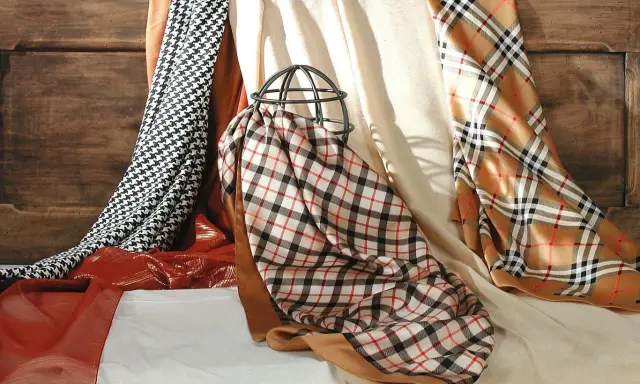 Kratka, pepitka, jedwabne tkaniny – to wszystko może być gawroszką. Wiele wzorów i kolorów, jak na zdjęciu.