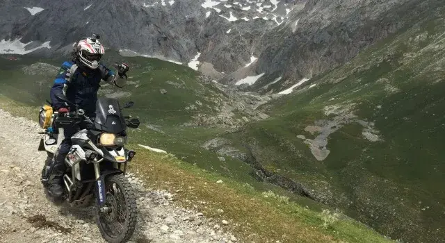 Conquista la montaña en moto: Guía de mototurismo off-road en España