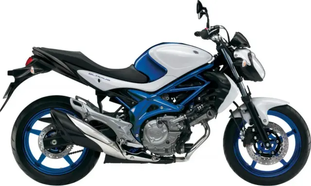Suzuki Gladius 650 waga - lekki i zwinny motocykl w białym i niebieskim malowaniu, gotowy do jazdy.