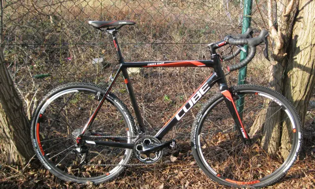 Schwarzes Cube Cross Race Rennrad mit roten Akzenten, bereit für jedes Abenteuer.