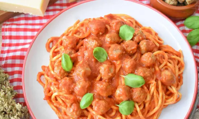 Spaghetti z pulpecikami: soczyste kulki i sos, który zawsze się udaje