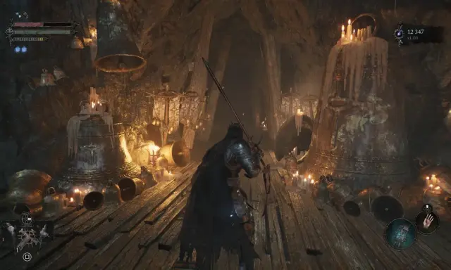 Rycerz w mrocznym lochu, otoczony dzwonami i świecami, przygotowuje się do walki. Klimat jak z gry Darkest Dungeon 2.