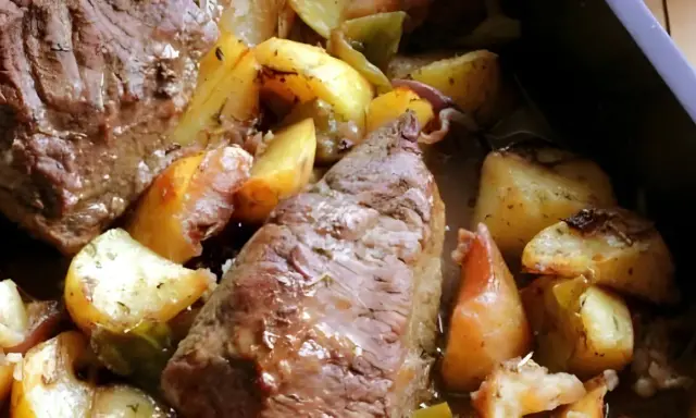 Jugosa picanha asada con patatas doradas y hierbas aromáticas, un plato perfecto para compartir.