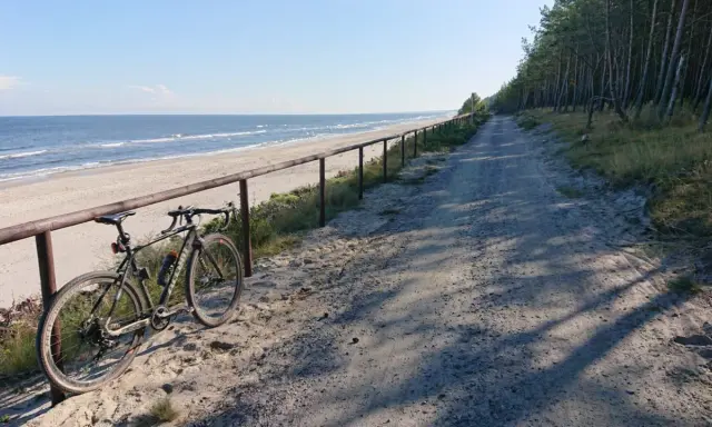 Rower czeka na przygodę na trasie rowerowej Mikoszewo Piaski. Piękny widok na morze i las.