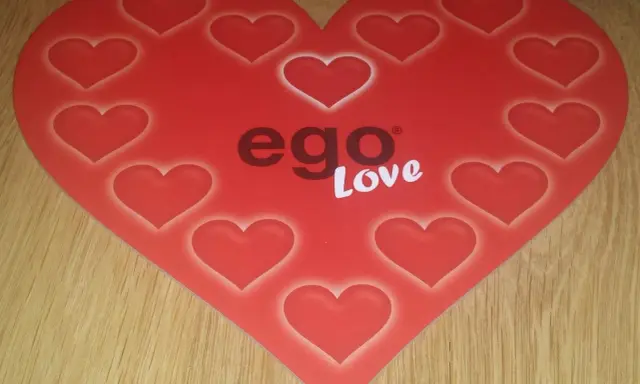 Czerwone serce z logo "ego Love" i mniejszymi serduszkami.