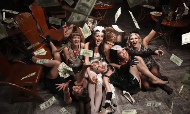 Mujeres celebrando con dinero volando, ¡parece que estas pruebas de despedida de soltera son un éxito total!