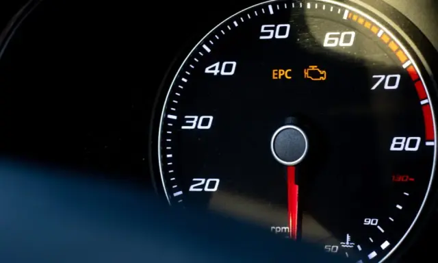 Check Engine: Co oznacza i czy możesz jechać? Poradnik eksperta