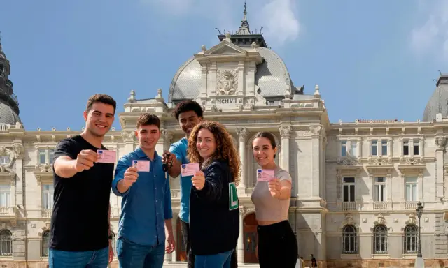 Cinco jóvenes sonríen mostrando sus permisos de conducir. ¡El carnet BTP ya no existe, pero la libertad de conducir sí!