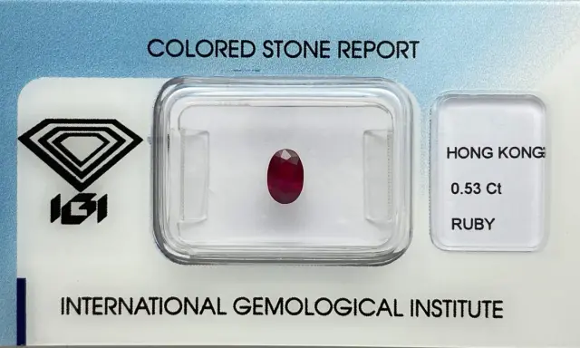 Un piccolo rubino ovale, 0.53 Ct, certificato dall'International Gemological Institute.