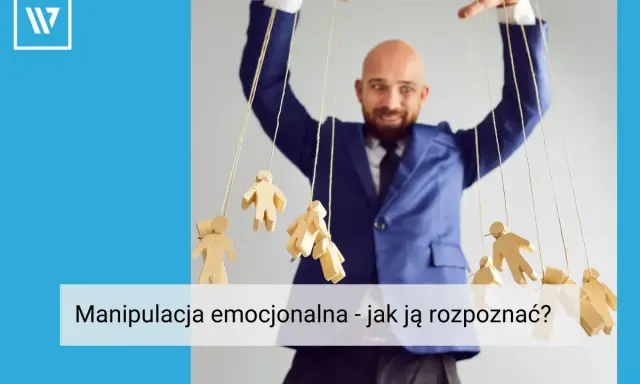 Mężczyzna w garniturze steruje drewnianymi ludzikami jak marionetkami. To przykład manipulacji w pracy, która może prowadzić do emocjonalnego wyczerpania.