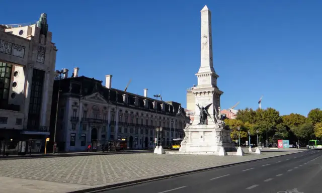 Denkmal der Restauratoren in Lissabon, mit Obelisk und Skulpturen.
