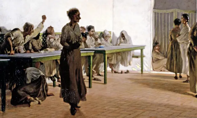 La sala delle agitate: donne in abiti lunghi, alcune sedute ai tavoli, altre in piedi, mostrano espressioni di angoscia e agitazione.