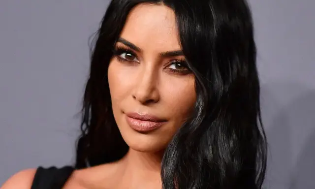 Kim Kardashian con un maquillaje que realza sus ojos hundidos, con sombras oscuras y delineado marcado.