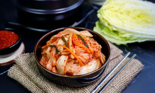 Kimchi na talerzu: Jak jeść? 25+ pomysłów na smak i zdrowie!