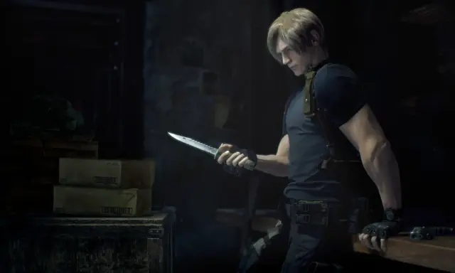 Leon S. Kennedy z Resident Evil 4 Remake przygotowuje się do walki, sprawdzając swój nóż. Spolszczenie gry poprawia immersję.