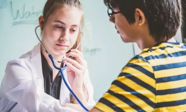 Co może pielęgniarka szkolna? Kluczowe obowiązki i wsparcie dla uczniów