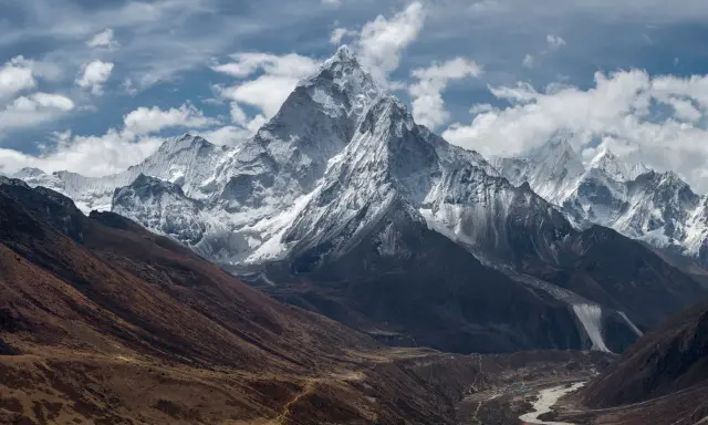 Majestatyczny szczyt Ama Dablam w Himalajach, który choć nie jest tak wysoki jak Mount Everest, zachwyca swoim kształtem.